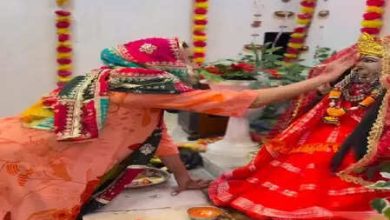 Akshara Singh decorates Mata Rani on Mahashtami, Blessed with Paan