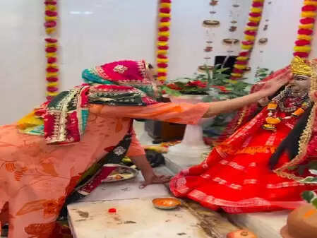 Akshara Singh decorates Mata Rani on Mahashtami, Blessed with Paan