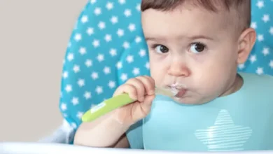 لماذا يرفض الرضع تناول الطعام الخارجي ما عدا اللبن الزبادي؟