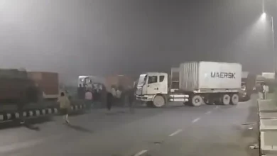 Truck drivers occupied the Tolplaza of the National Highway, vehicles came out for one and a half hours for free amid heavy rioting; Created a stir – Bhigwan Toll Plaza Truck Driver Protest Fee – Pillage caused jam