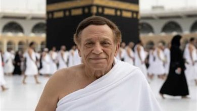 بصورة من العمرة.. حقيقة ظهور عادل إمام على كرسي متحرك