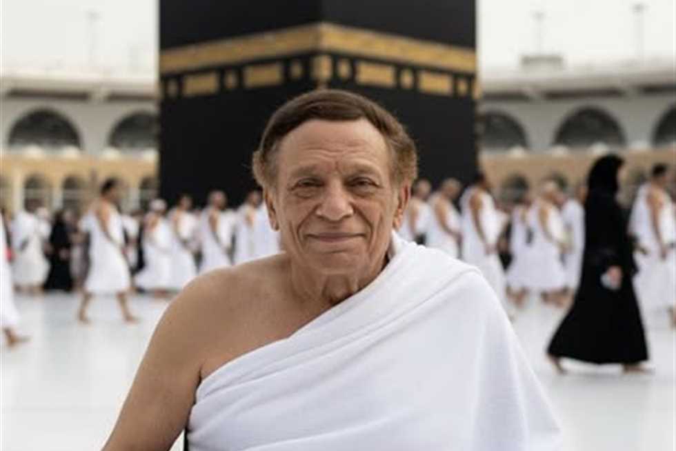بصورة من العمرة.. حقيقة ظهور عادل إمام على كرسي متحرك