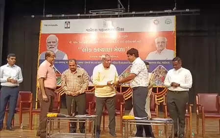 Gujarat: PM Swanidhi Yojana, over 3000 registrations in Vadodara, a blessing to footpath stores