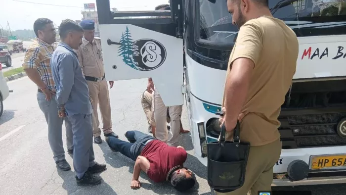 Police cut a 50 thousand invoice on the fast horn of buses in Mandi, and a vehicle was done to run a vehicle quickly – on the fines of private buses for noise pollution in Mandi