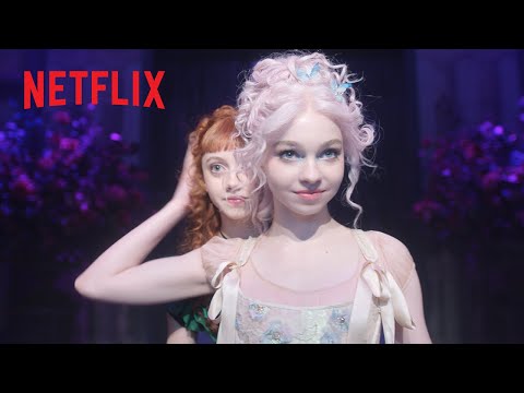 نجمتا مسلسل Wednesday تظهران بشكل مفاجئ في حفل ليدي غاغا