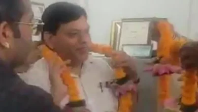 Congress members carried a wreath to the doctor, saying, “Congratulations! As a result of you, women bear a child on the floor ‘ – woman bare on the hospital flea congress’s protests