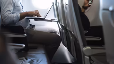 Great shock to passengers! Mobile laptop loading facility is now in the flight, knows why the decision was made