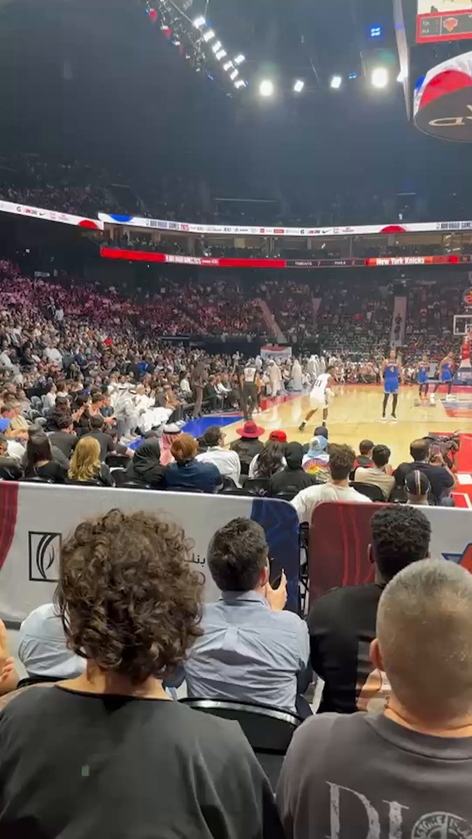 نادين نجيم تتعثر و تسقط لحظة دخولها ملعب بطولة الNBA في أبو ظبي، و تستقبل الموقف بضحك و تستعين…