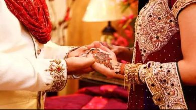 “The groom only started after marriage! Caught the bride in front of everyone and … ” The romantic moment of couple became viral on social media