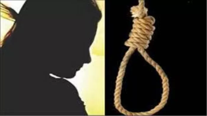 After a dispute with her husband, she tried to hang himself in the room, and the police saved by breaking the door – after a dispute with her husband, she tried to hang herself in her room; The police broke the door and saved her.