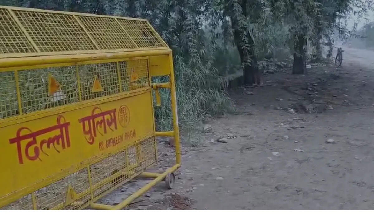 Police Corruption Monthly in Calindi Kunj in Delhi, two crooks injured