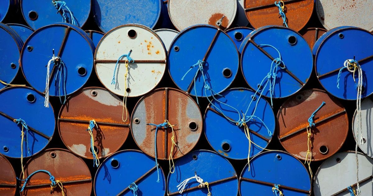 Oil prices are on the way to record the biggest weekly loss since June