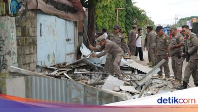 Satpol pp loosen 34 illegal buildings on bogor -water channels