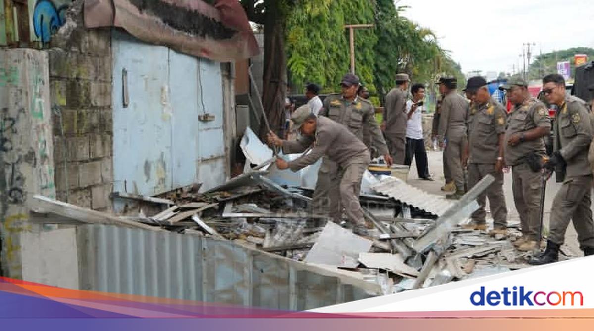 Satpol pp loosen 34 illegal buildings on bogor -water channels