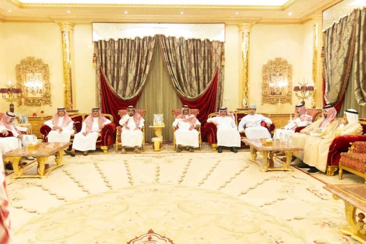 نواف وتركي وسلطان بن عبد العزيز يستقبلون المواسين في وفاة فقيدتهم