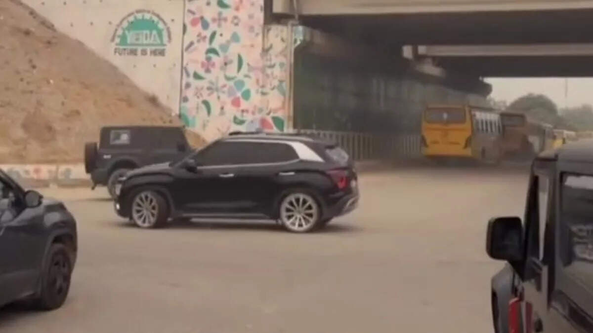 Video of youths doing stunts on Yamuna Expressway viral has started investigating police