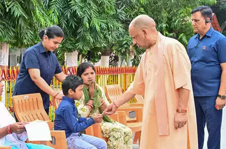 CM Yogi looted the children by giving chocolate, reading, moving a lot