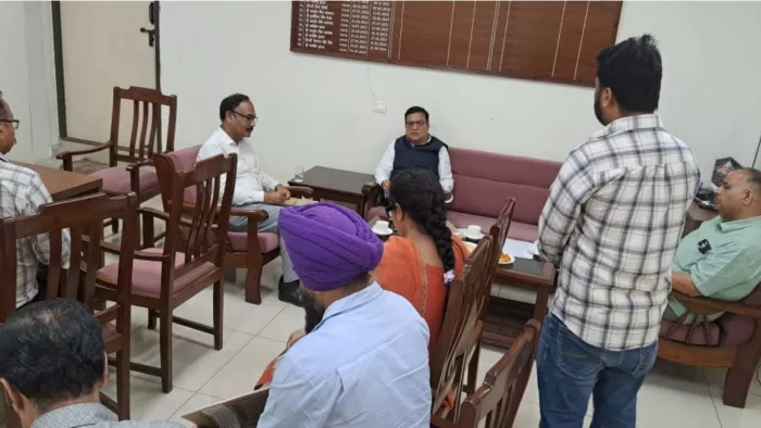 Surprise inspection of Divisional Commissioner in the SDM office in Fatehgarh Sahib shows notice issued on record disorders