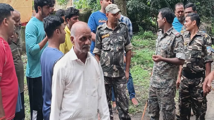 Dhanbad News: Jharia entered the pinnacle and beat the policeman vehemently after keeping one of the controversy in the love relationship, there was anger – a policeman beat whipped fiercely after he went in top rage after he burst after