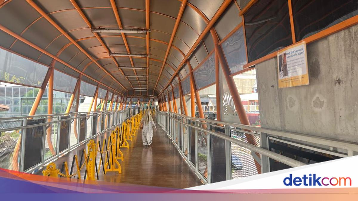 Skywalk Kebayoran still smells, residents hope that cat stains are cleaned