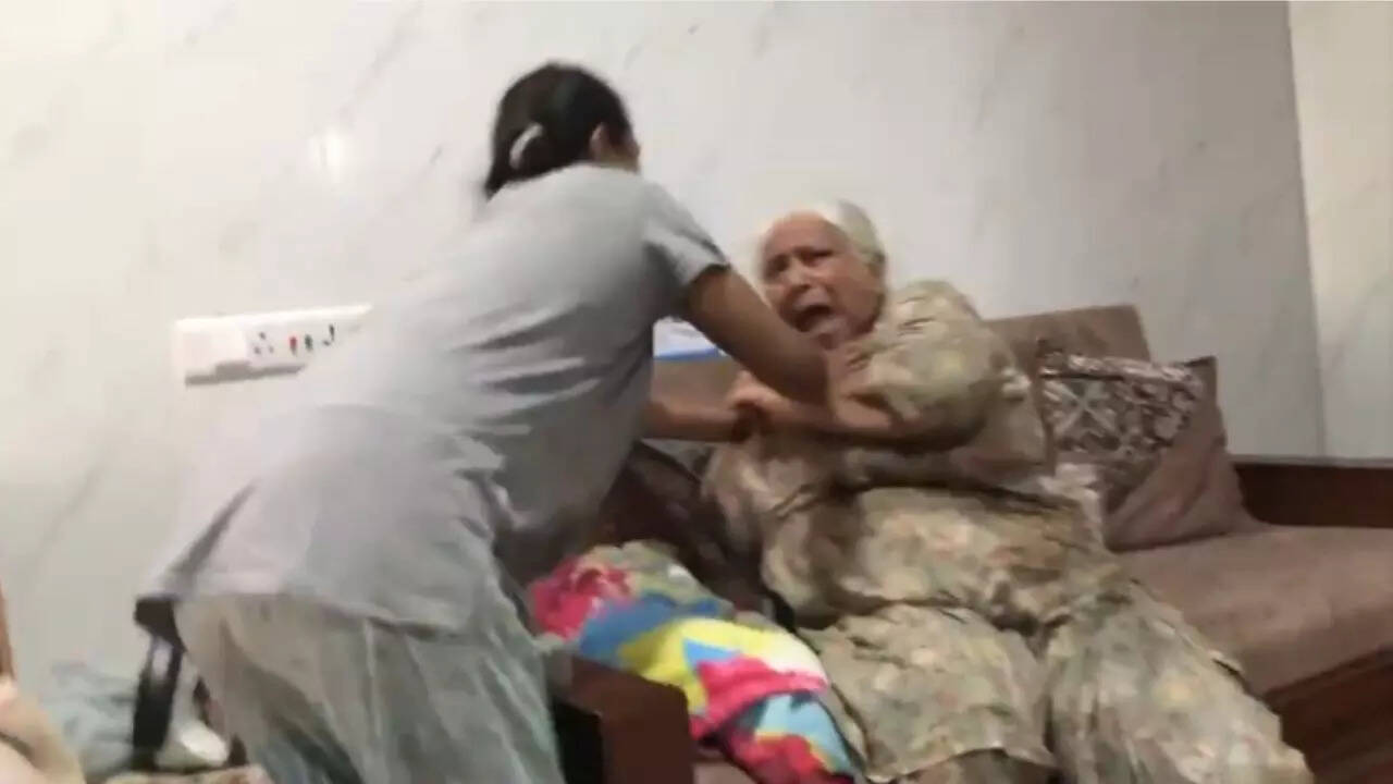Drunk Tali -Daughter -In -Law committed crime on her in -laws … In Gurdaspur, a woman beat the elderly mother brutally -in -law beat