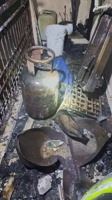 The cylinder explosion caused a stir in Noida, five people of the same family scorched