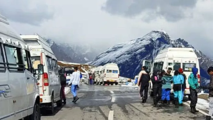Snowfall in Himachal: The crowd saw the snowfall falling, and the crowd started to rise in the tourist places of Sailani, Manali and Lahul – Snowfall in Himachal Pradesh Lahaul Spiti and Manali Mountains Rohtang Barralacha Pass