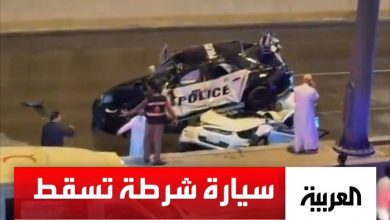 شاهد.. مركبة أمنية تسقط من جسر في #الرياض