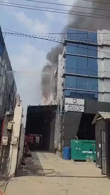 Fel Brand in Noida’s sector-63 business, control five fire trucks