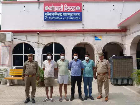 Greater Noida: Ruckus on the entry of the Rong side, guards also assaulted women; Four of both sides arrested