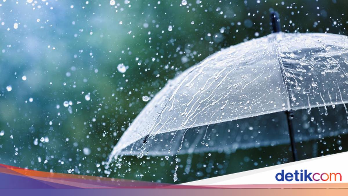 Heavy rains accompanied by strong winds damaged 14 houses in Sukamantri Bogor