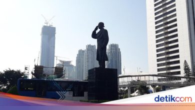 The Sudirman statue plan was moved by a variety of remarks from residents