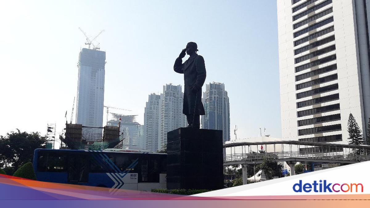 The Sudirman statue plan was moved by a variety of remarks from residents