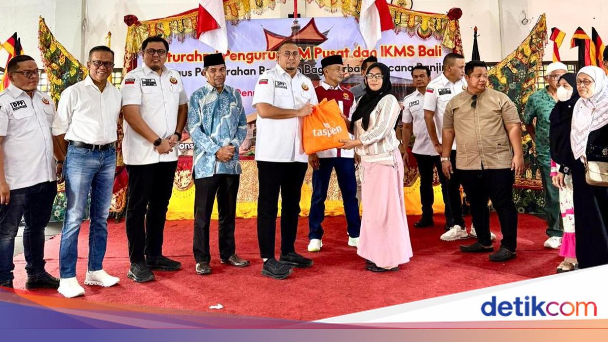 Andre Rosiade handed over help for the victims of minang flood in Bali