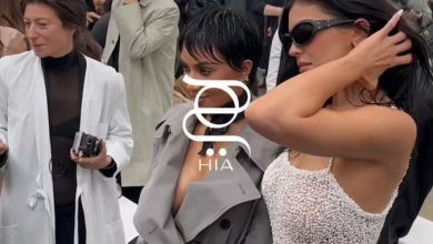 كاميرا “هي” التقطت وصول كيم كارداشيان وكايلي جينر إلى عرض. Margiela SS26.. كيم أطلت بمعطف…
