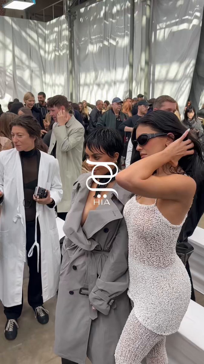 كاميرا “هي” التقطت وصول كيم كارداشيان وكايلي جينر إلى عرض. Margiela SS26.. كيم أطلت بمعطف…