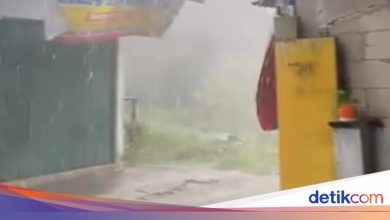 Hail and strong winds hit Tamansari Bogor this afternoon