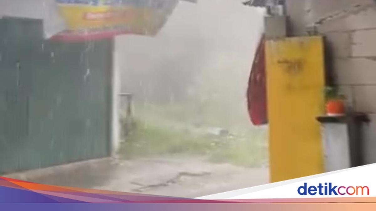 Hail and strong winds hit Tamansari Bogor this afternoon