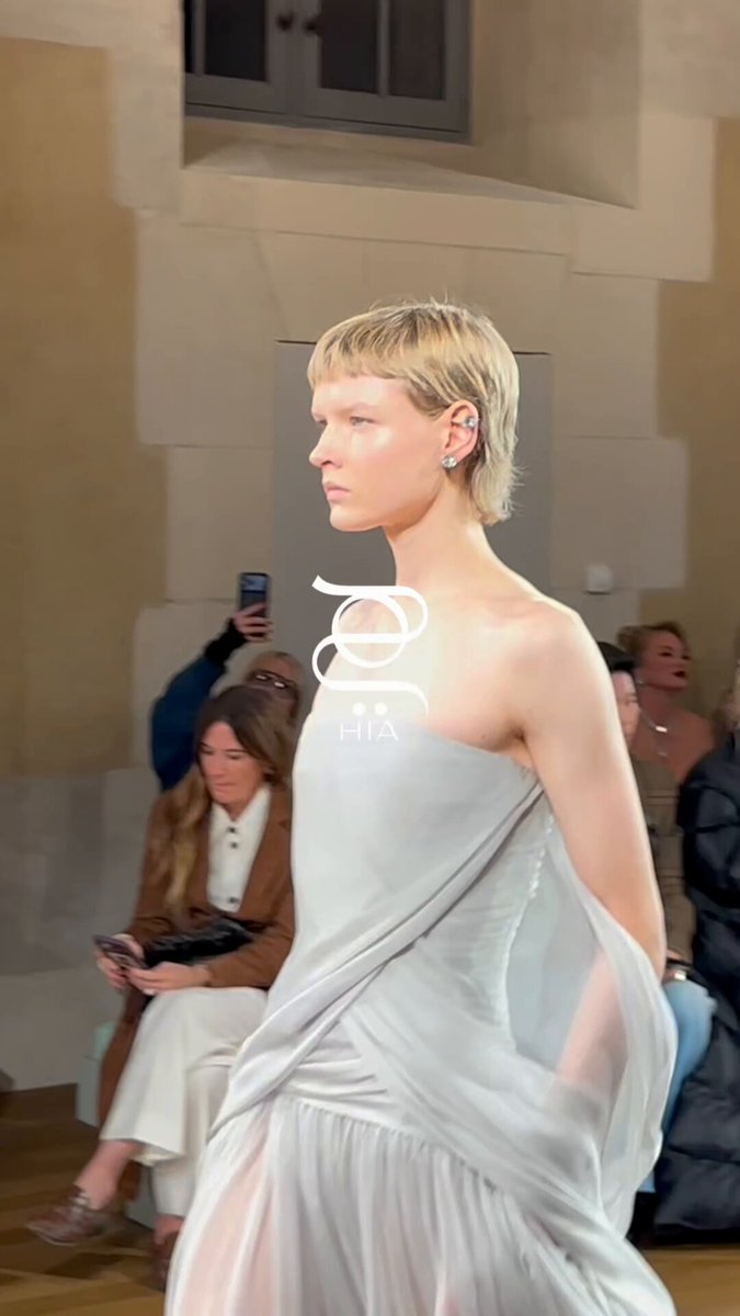 كل نبضة قلب تحمل قصة، وكل لحظة تجربة تُشكّل هويتنا.. في Balenciaga SS26، قدم المدير الإبداعي…