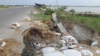 Approach path damaged on the banks of the bridge connected and uttarakhand, the danger of the accident, the rain opened the construction