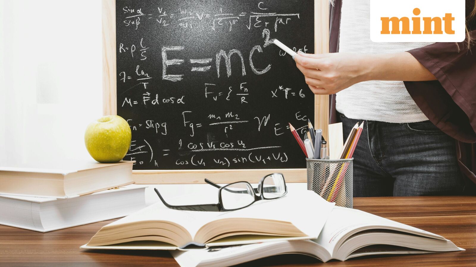 World Teachers Day 2025: 50+ wishes, WhatsApp messages, Instagram stories, quotes to share with friends and family