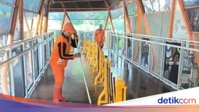 The city government of orange troops clean cat dirt in Skywalk Kebayoran