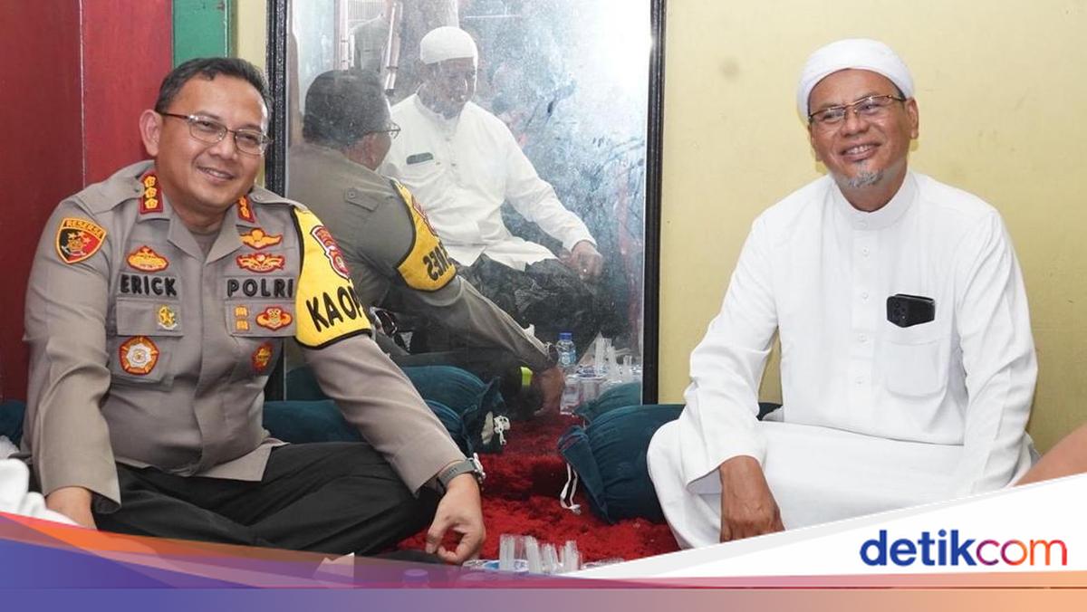 The active role of the guard Kamtibs, religious leaders in North Jakarta, get the award of the police chief
