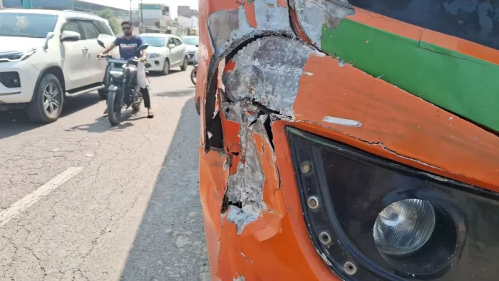 On the Delhi-Saharanpur highway, the bus collided in the truck, screaming in the truck, more than 20 passengers injured Baghpat News bus bots with truck on Delhi Saharanpur Highway many many very injured