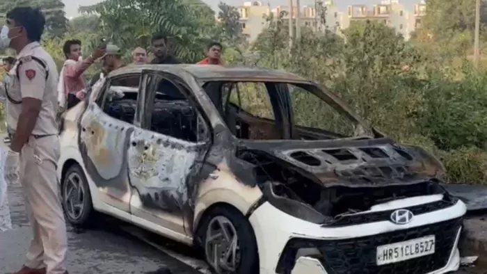 Motor fire due to CNG gas leakage in Faridabad, taxi driver burned due to door jam -NCR Faridabad CNG -lek dead man in a burning car