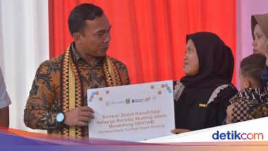 Minister Wihaji meets potential stundering children in Lampung, gives MBG aid