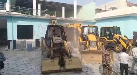 Bareilly Bawal: Bulldozer ran at Baratghar of Nafees Khan accused of nuisance