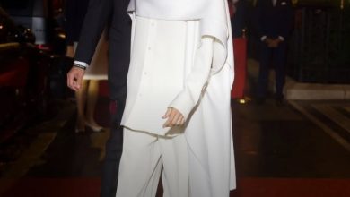 في أسبوع الموضة في باريس، سحرت ميغان ماركل الأنظار بإطلالتين من Balenciaga ضمن أول عرض. ل…