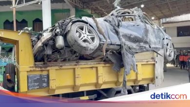 Evacuation of the ruins of ponpes al Khoziny Sidoarjo: Mercy’s car is destroyed