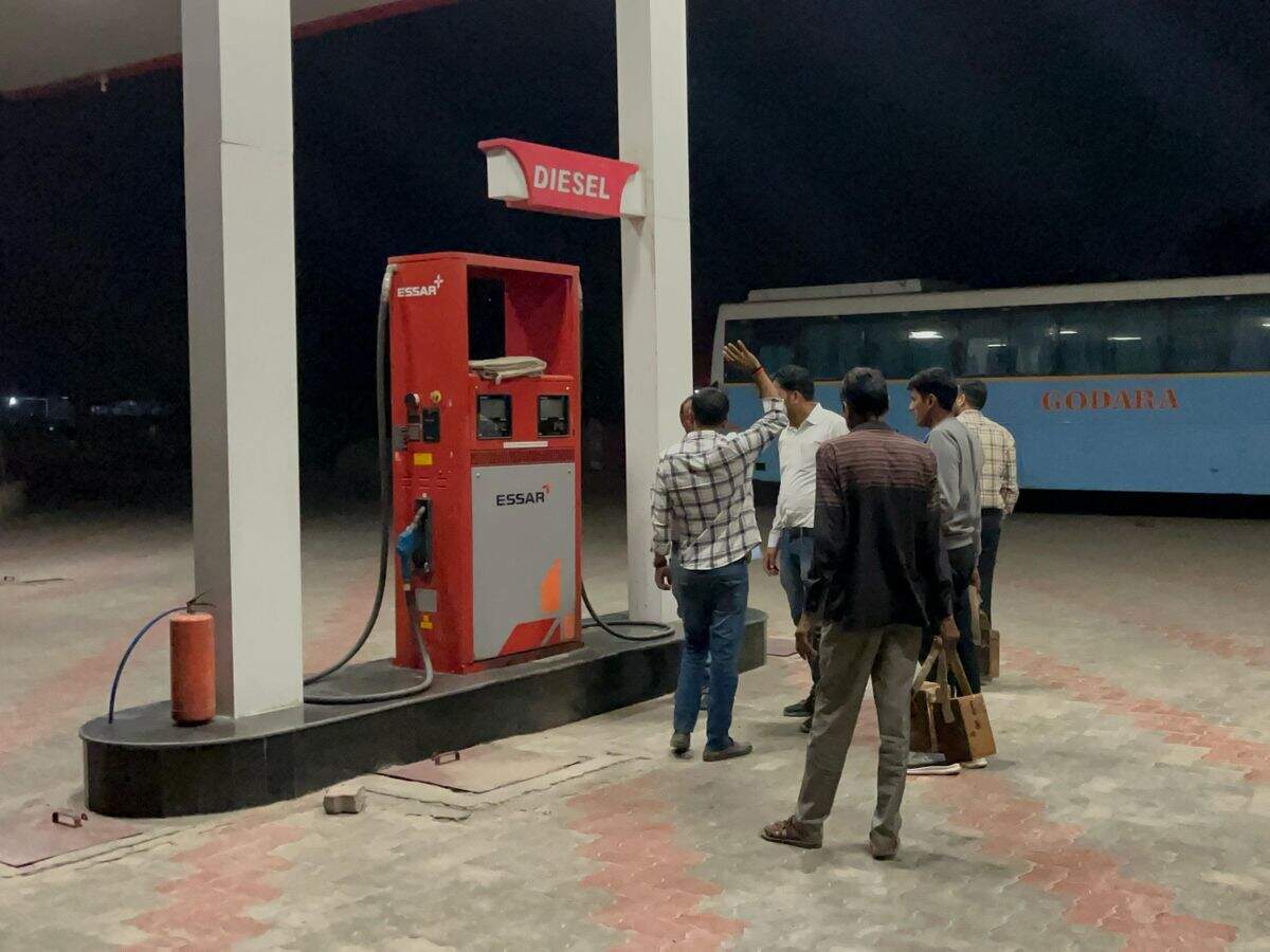Dabok police hit illegal petrol pump in Udaipur, learn how to work in footage without license